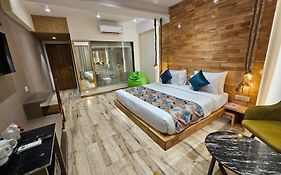 Travellers Hotel